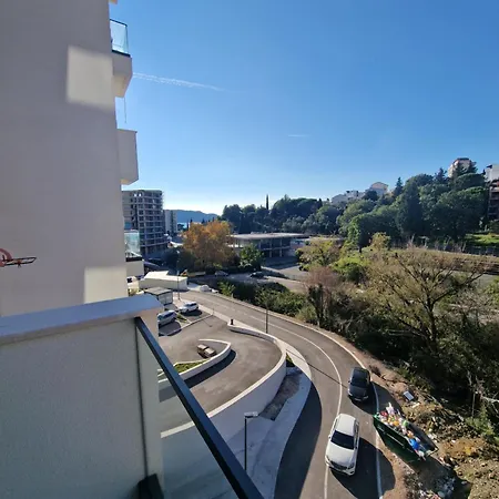 Apartment Seaside Serenity Beautiful In Becici,